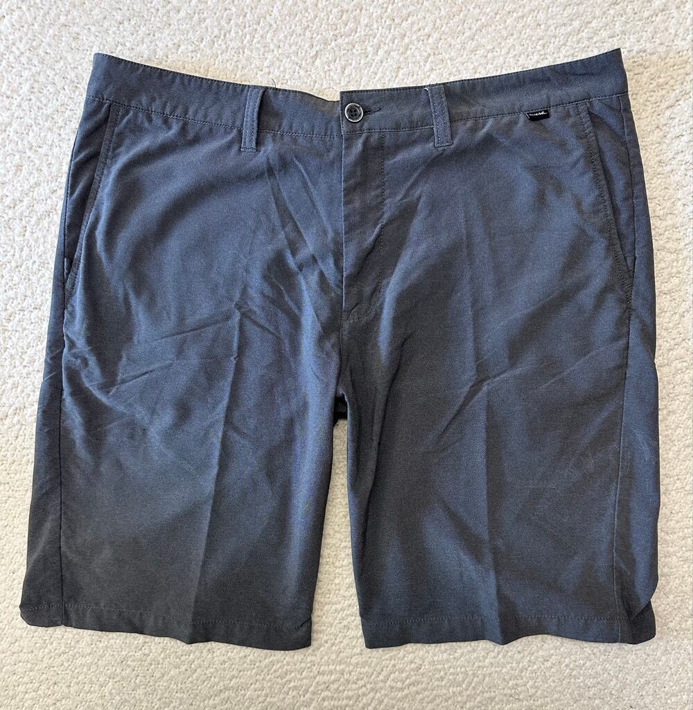Travis Mathew Mens Shorts Size 38